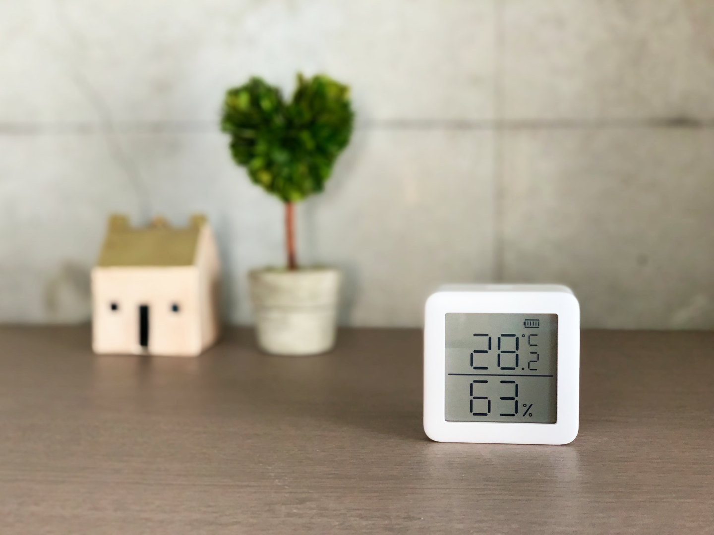 【SwitchBot温湿度計レビュー】外からも温湿度をチェック！エアコンとの連動がペット のいる家庭におすすめ！｜Hugblo（ハグブロ）｜Macbook・iPhone・スマートホーム