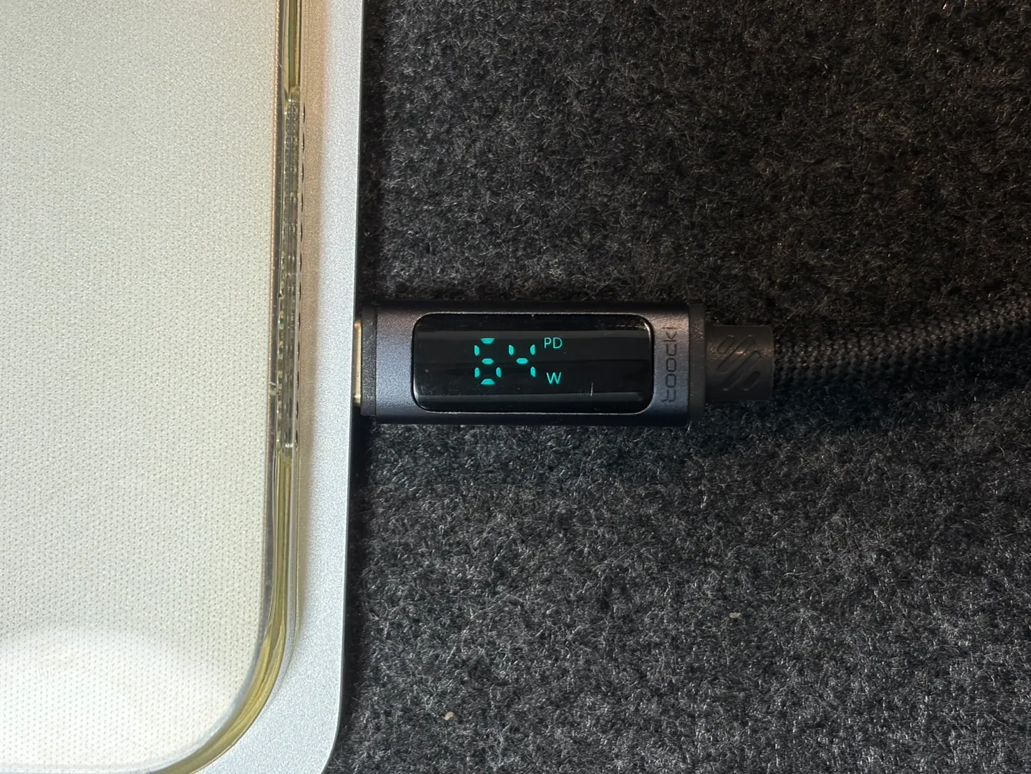 MacBook Air M3につないだ電力計付きUSB-Cケーブルの表示。PD・64Wと出ている