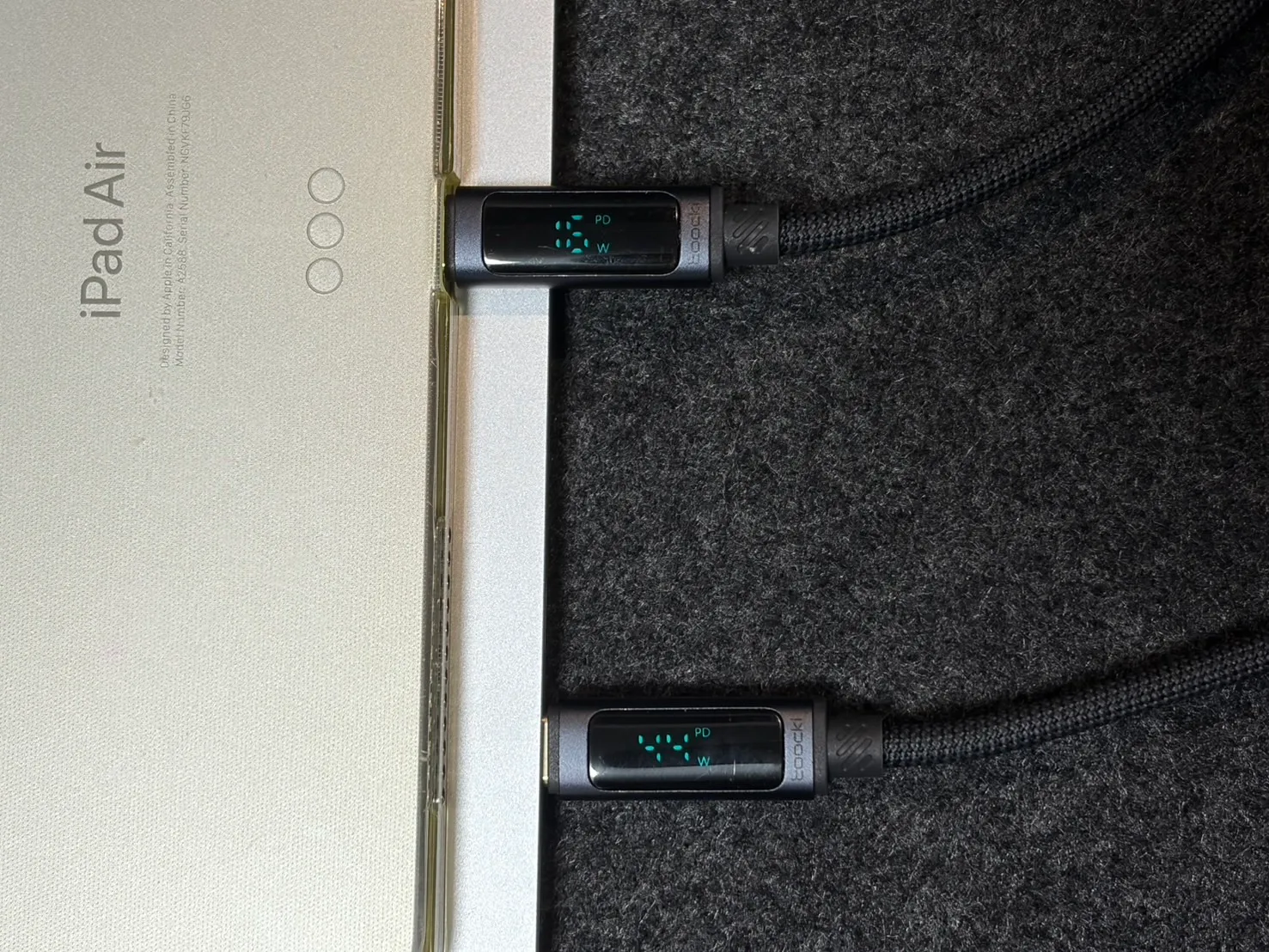 MacBook AirとiPad Airを同時に充電中の2本のUSB-Cケーブル。電力計はiPad Air側が16W、MacBook Air側が44Wと表示している
