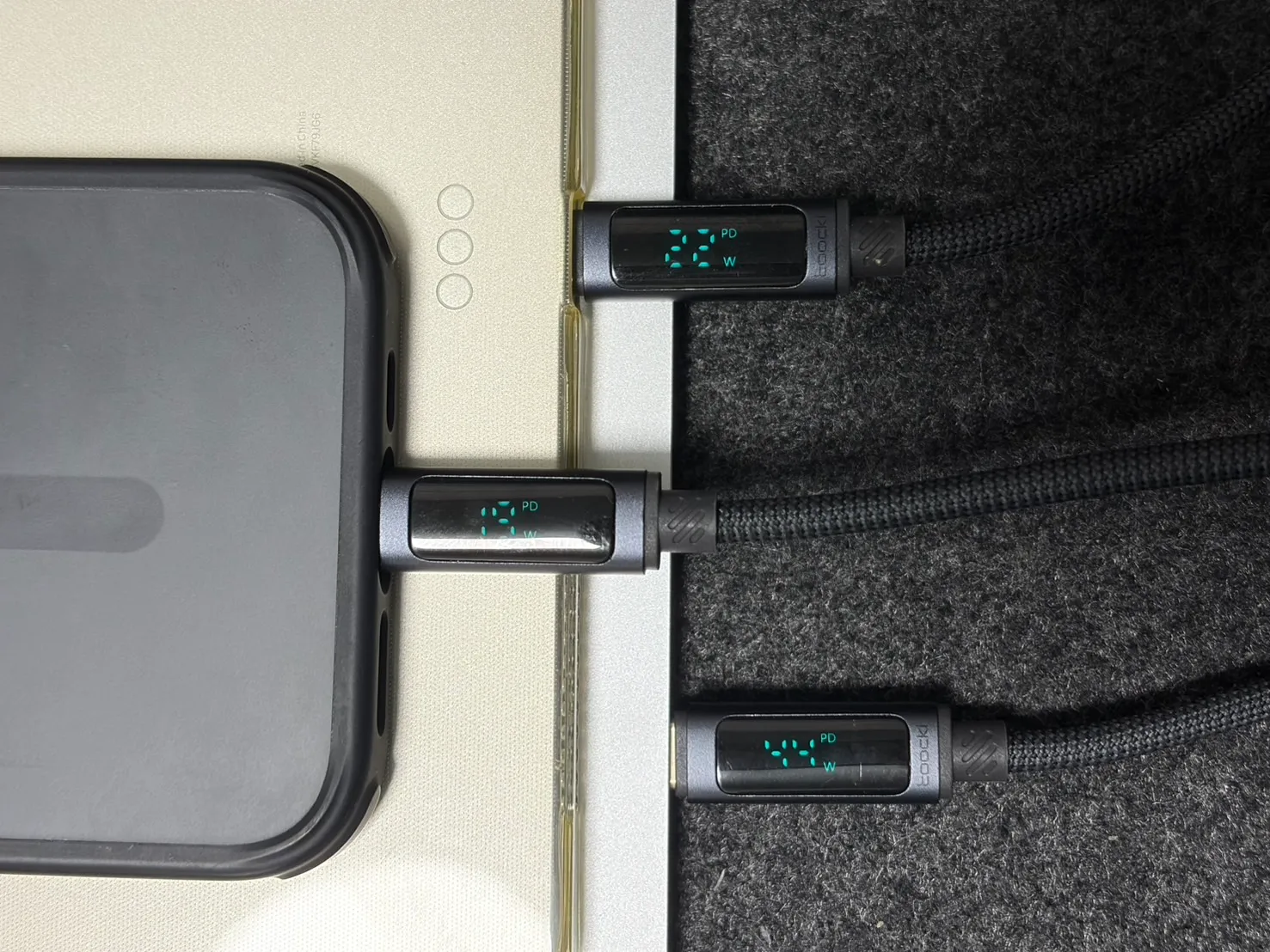 3台同時に充電中の3本のUSB-Cケーブル。電力計はiPad Air側が22W、iPhone 17e側が19W、MacBook Air側が44Wと表示している