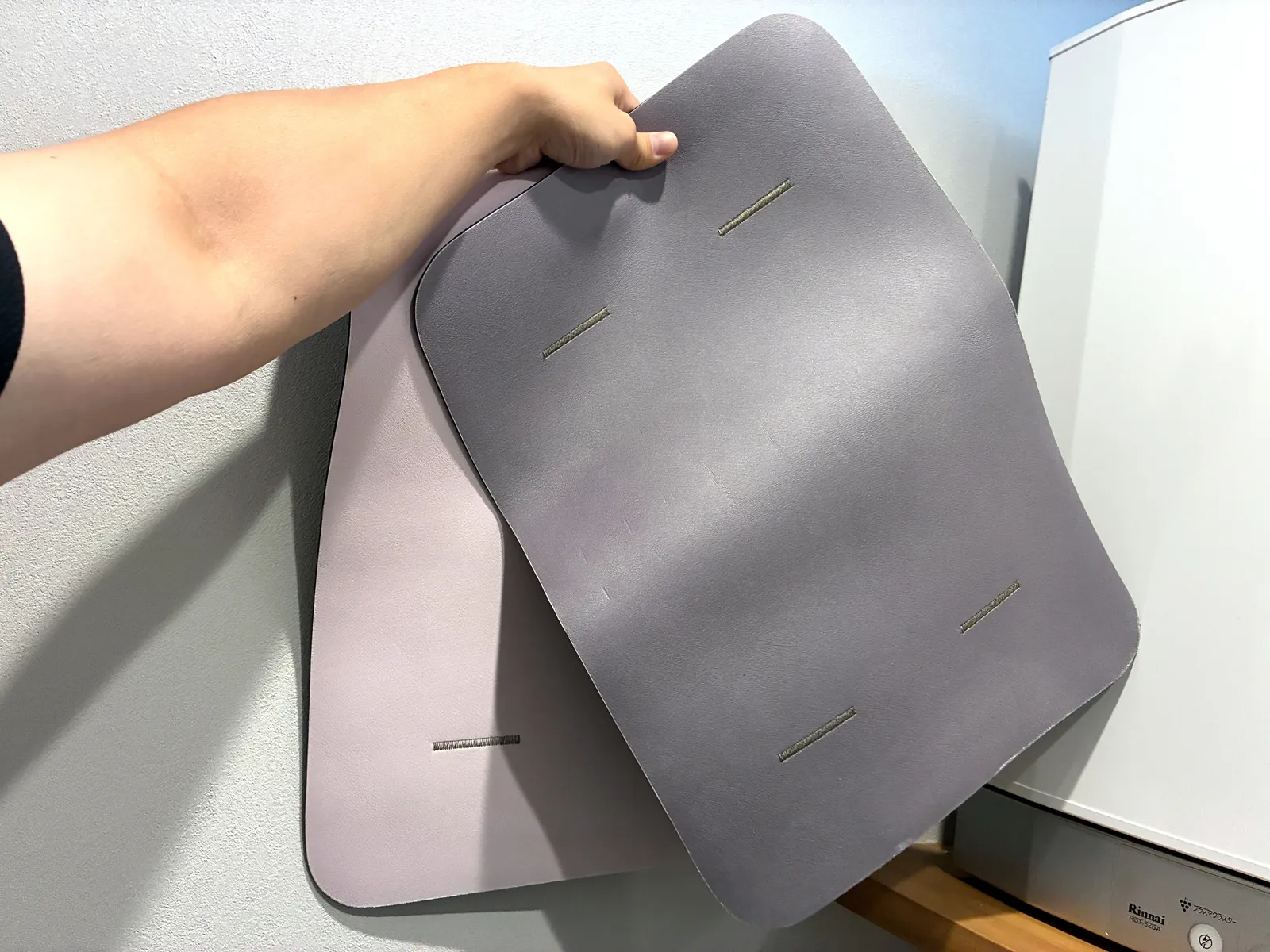 本体から外したSmart Bath Matのマットを手で持ち上げた様子
